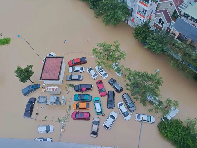 Hình ảnh tại khu đô thị Vĩnh Điềm Trung - Phường Tây Nha Trang. Nhà dân bị ngập sâu, rất nhiều ô tô "bơi' trong biển nước