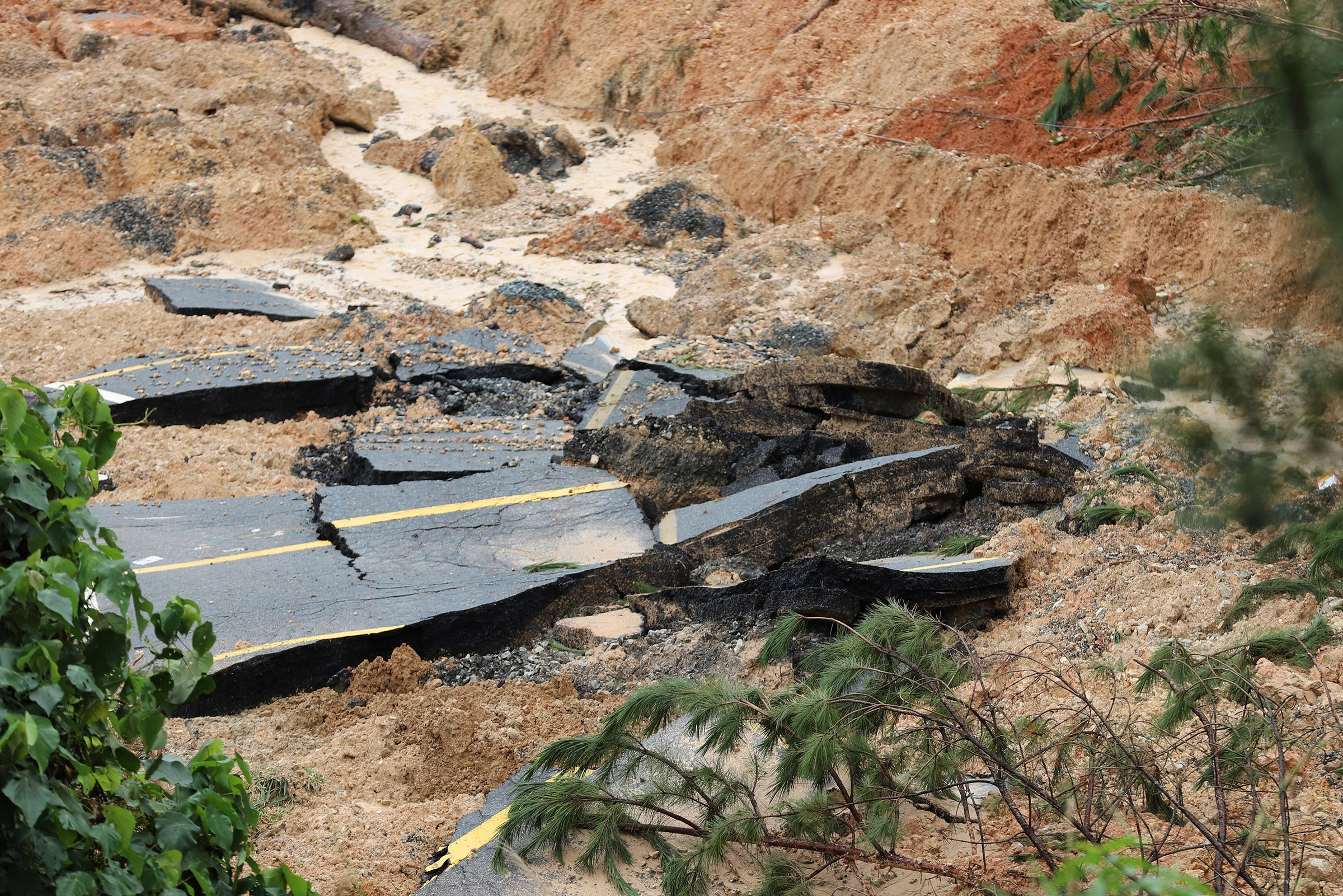 Hiện trạng đèo Mimosa bị xé toạc, chia cắt giao thông - 6