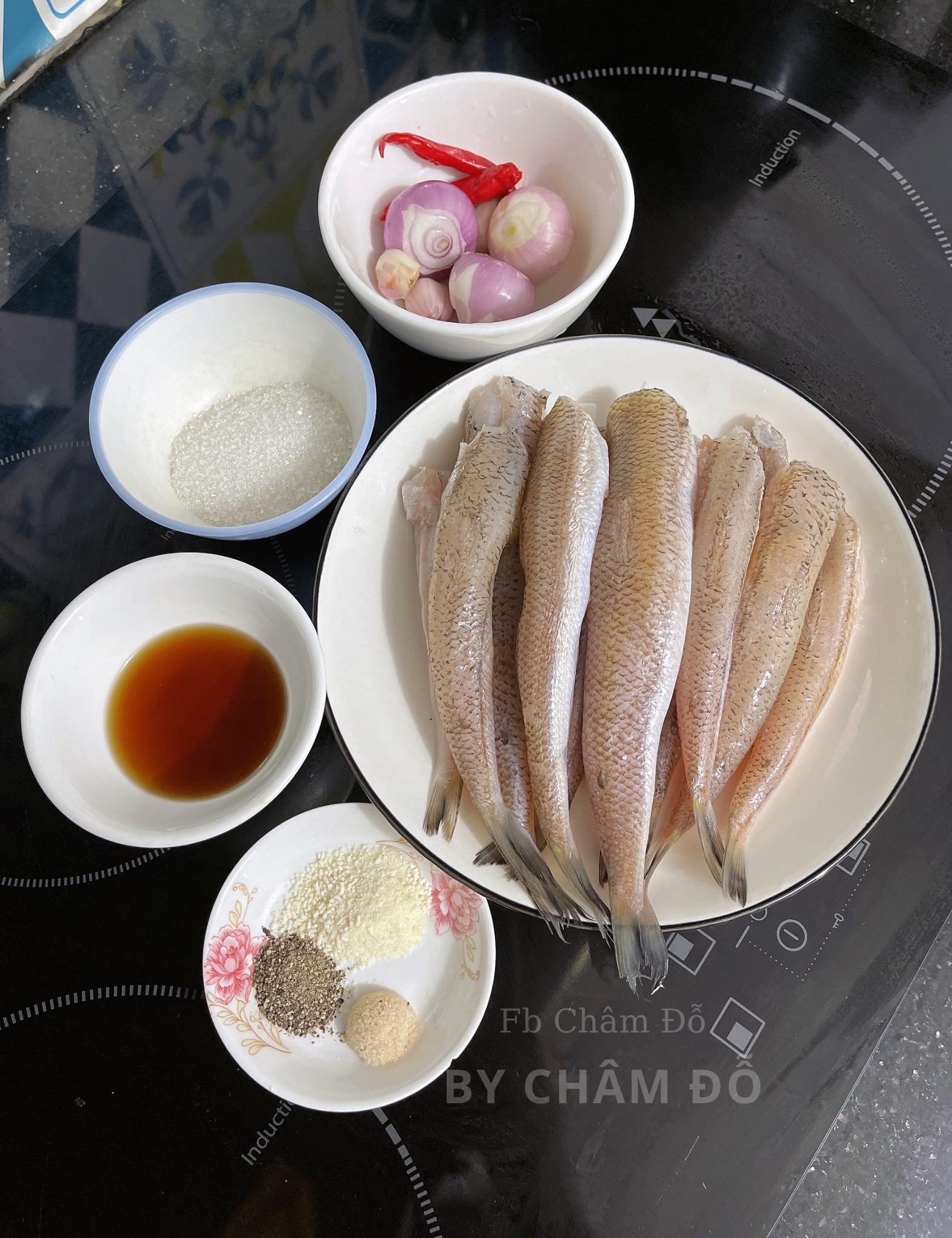 Cá rửa sạch với muối và giấm cho sạch nhớt.