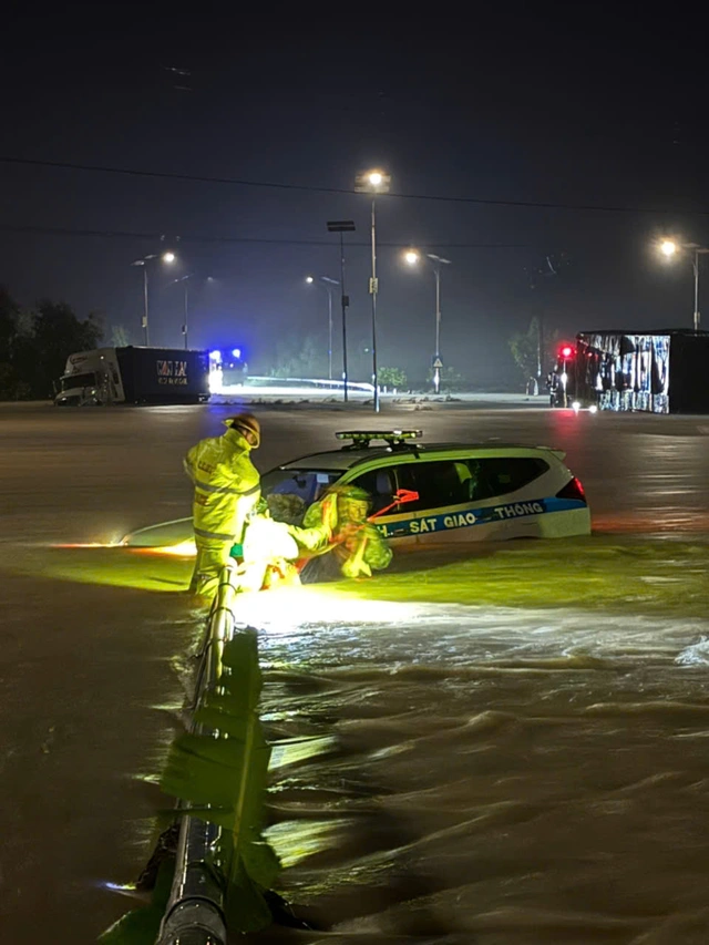 Công tác cứu hộ, cứu nạn gặp rất nhiều khó khăn. Các chiến sĩ CSGT vất vả làm nhiệm vụ, cũng được lực lượng chức năng hỗ trợ
