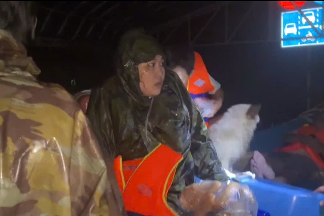 Người dân vẫn trong tình trạng hoảng loạn khi đối mặt với trận lũ dữ, dù đã được các lực lượng chức năng ứng cứu. Ảnh: NX