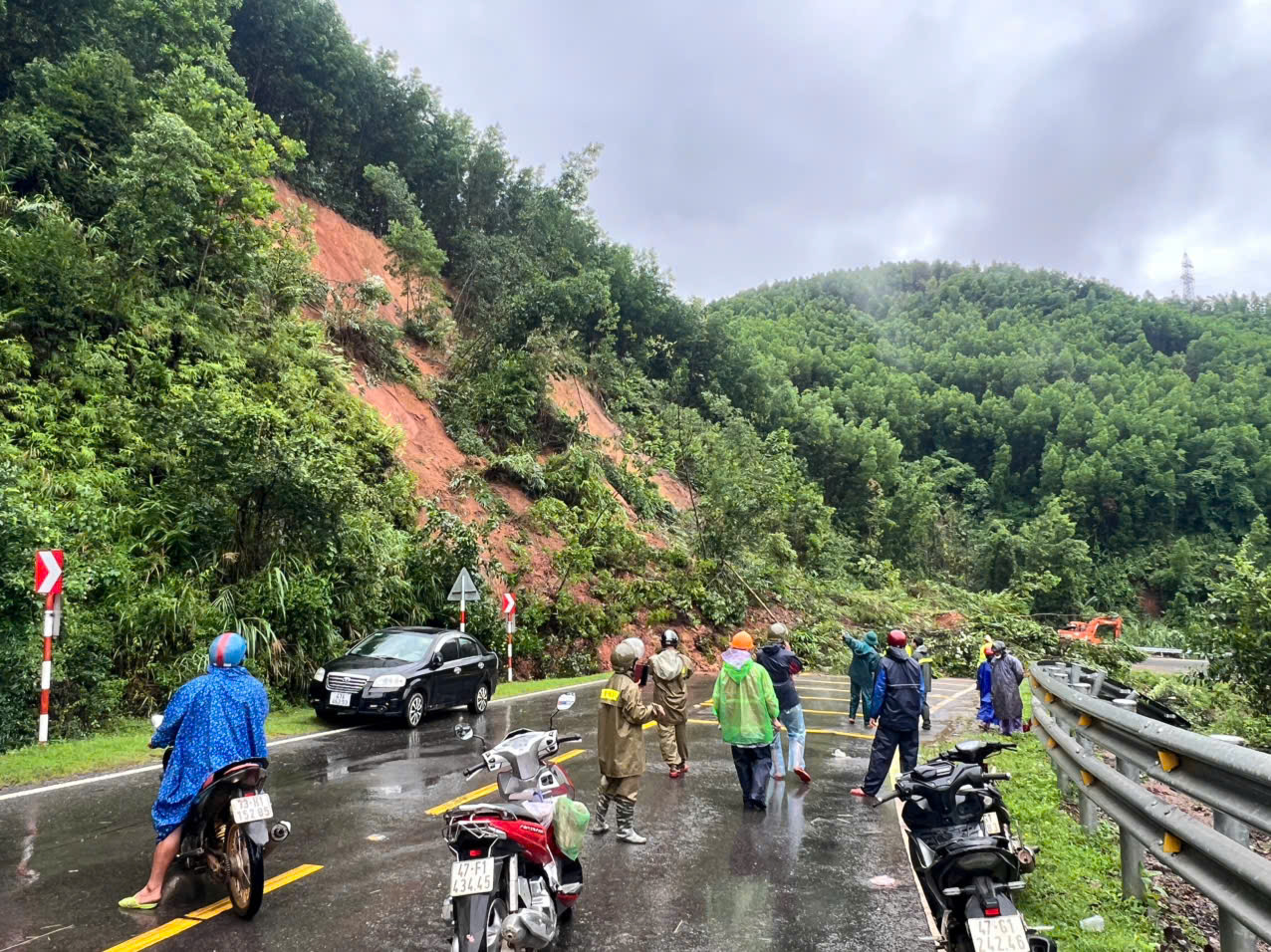 Ngập lụt Khánh Hòa, Đắk Lắk, Gia Lai: Đề xuất Bộ Quốc phòng sẵn sàng trực thăng ứng cứu - 1