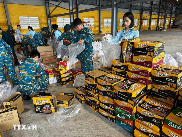 Hàng hóa, lương thực, thực phẩm được sắp xếp lên máy bay