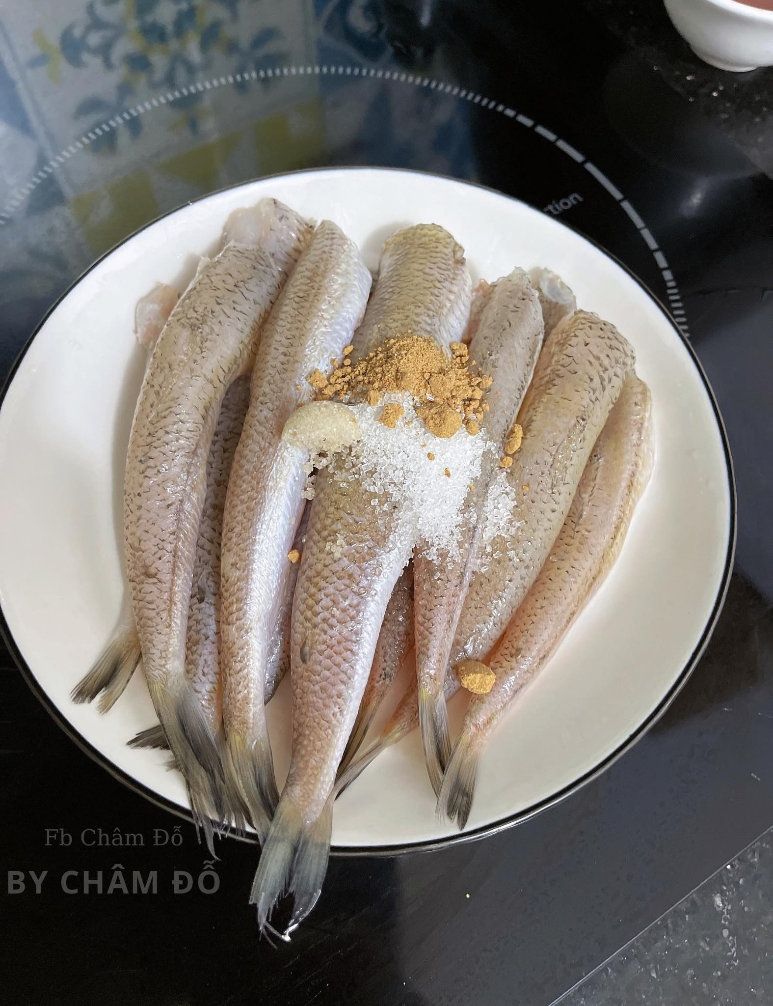 Ướp cá với 1 muỗng cà phê đường, 1/2 muỗng cà phê muối, hạt tiêu xay, bột hành khoảng 30 phút.