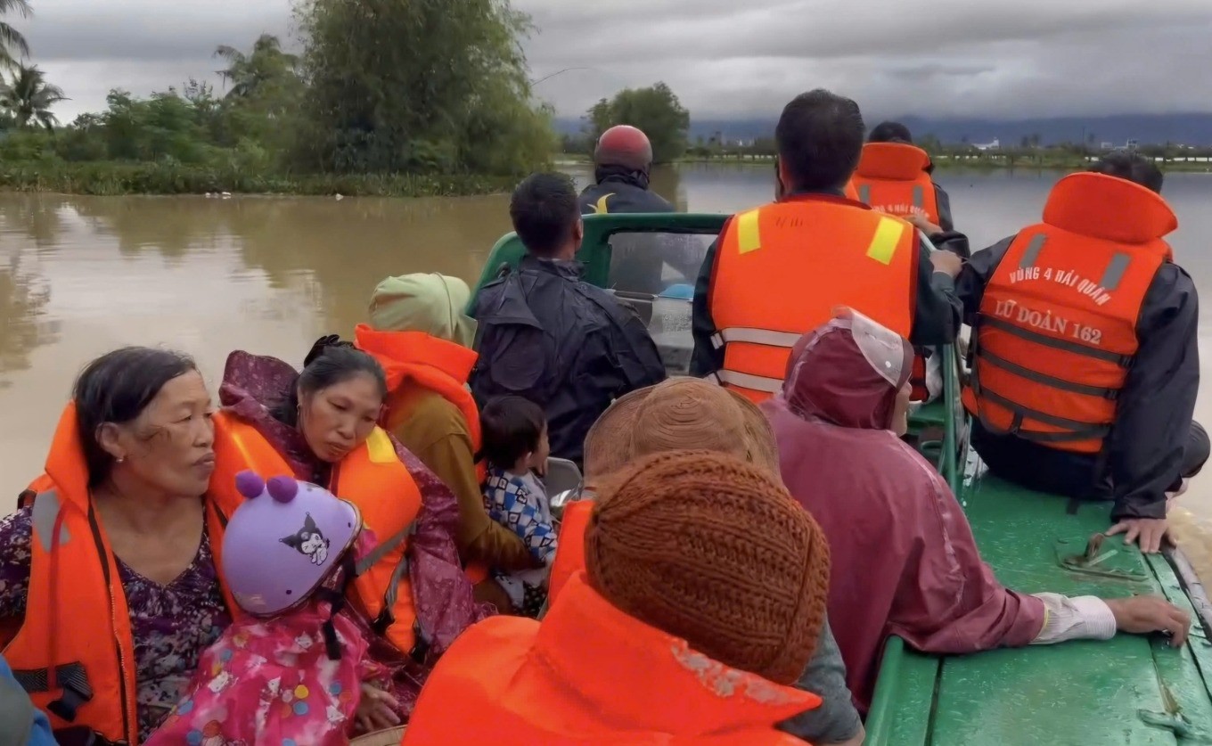 Bộ tư lệnh Vùng 4 Hải quân đưa người dân ra khỏi vùng lũ ở khu vực Ninh Hòa, tỉnh Khánh Hòa. Ảnh: Bộ tư lệnh Vùng 4
