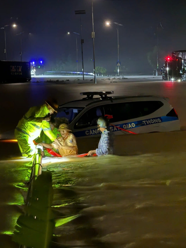 Ngập lụt Khánh Hòa, Đắk Lắk, Gia Lai: Đề xuất Bộ Quốc phòng sẵn sàng trực thăng ứng cứu - 21