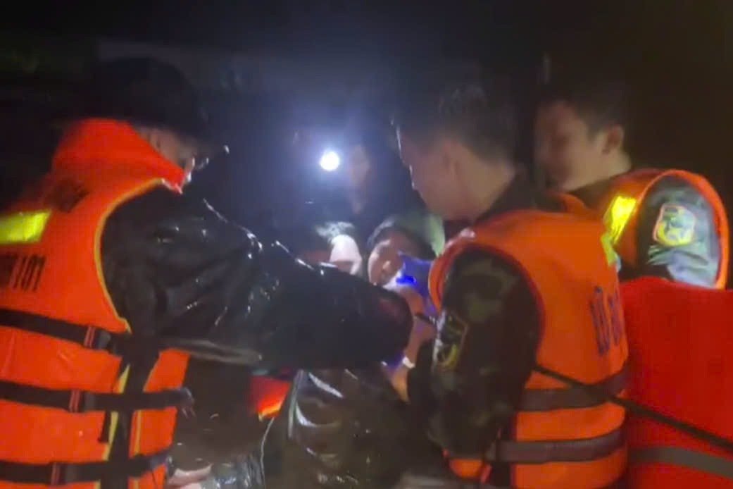 Người dân vẫn trong tình trạng hoảng loạn khi đối mặt với trận lũ dữ, dù đã được các lực lượng chức năng ứng cứu. Ảnh: NX