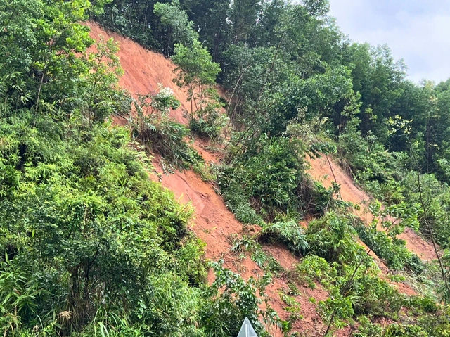 Hiện trường sạt lở đèo Phương Hoàng