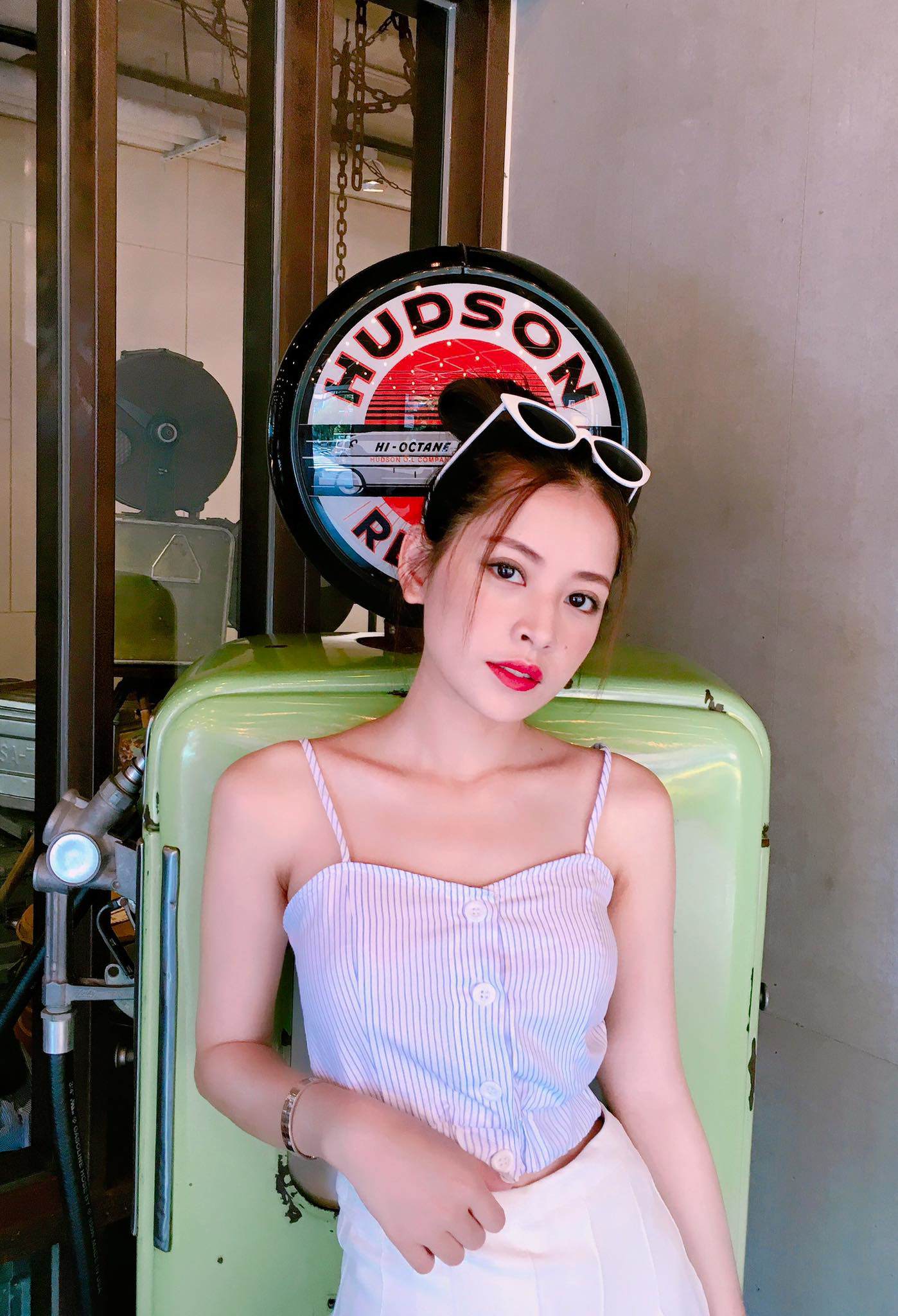 Squat nổi tiếng bởi tác dụng cải thiện kích cỡ vòng 3 khiêm tốn, giúp bắp đùi và chân khỏe khoắn hơn. Bên cạnh đó, nó còn tăng tính linh hoạt, khả năng giữ thăng bằng của cơ thể. Squat cơ bản là đứng lên - ngồi xuống với tay không hoặc tạ tay, bóng thể lực. Hiện nay, squat biến tấu thành nhiều biến thể và độ khó khác nhau nhằm phù hợp sở thích mỗi người.