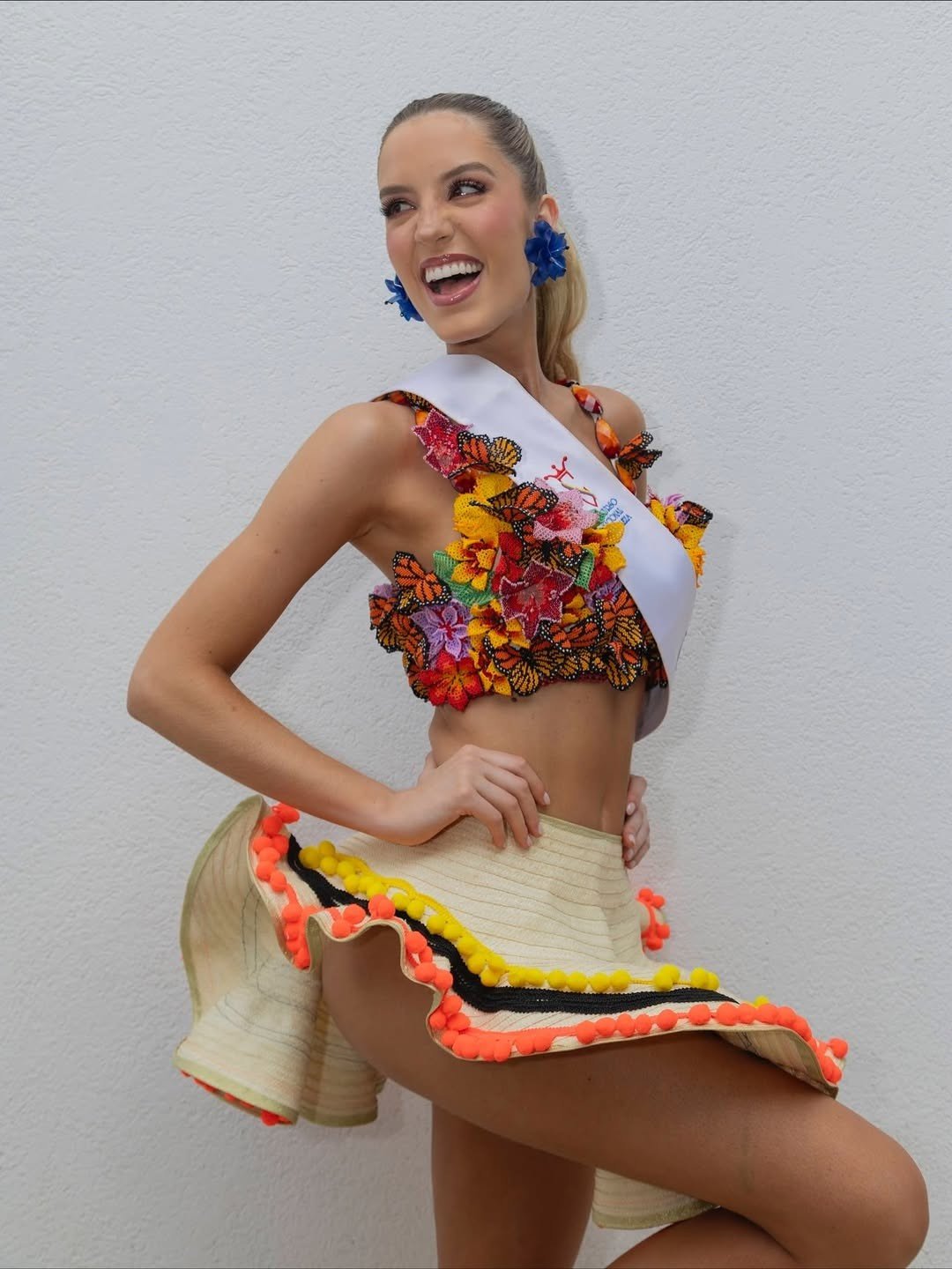 Bên cạnh đó, cô đã nuôi dưỡng tình yêu dành cho âm nhạc và khiêu vũ từ nhỏ, đặc biệt là salsa, một trong những nét văn hóa đặc trưng của vùng Valle del Cauca.