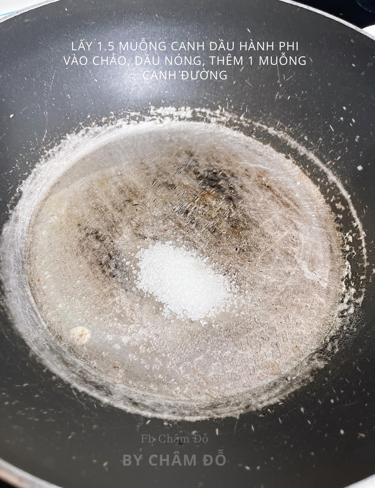 Làm nóng chảo, thêm 1 muỗng canh đường và chưng lấy nước màu. Khi đạt màu mong muốn, tắt bếp, cho vào chảo&nbsp;hành củ đập dập, hạt tiêu, 1/2 muỗng cà phê hạt nêm, 4 muỗng canh nước mắm, 1/2 muỗng canh đường. Mở lại bếp, rồi thêm nửa bát nước vào đun sôi trở lại thì cho cá vào. Trở mặt cá để ngấm đều gia vị.