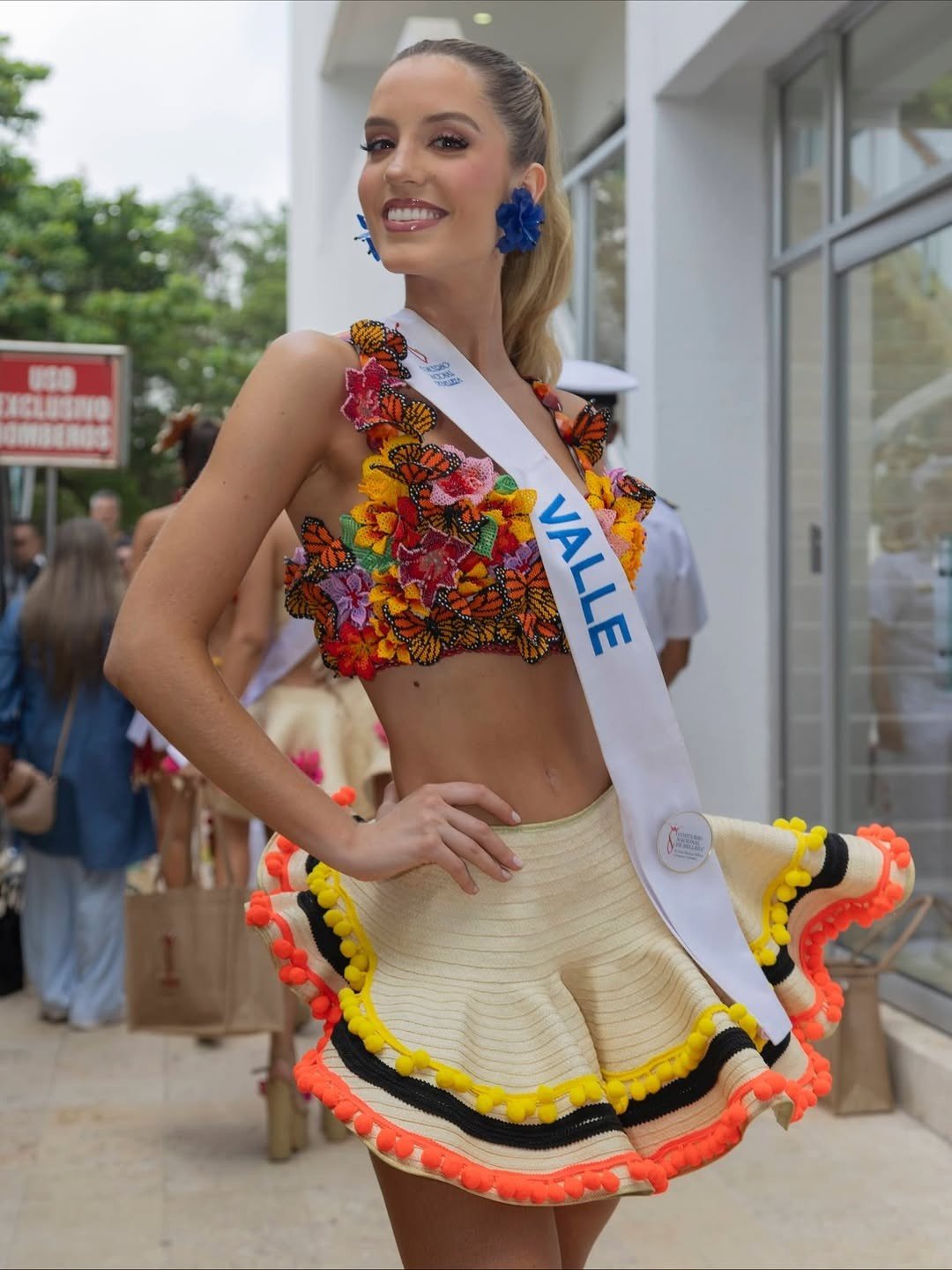 Bên cạnh đó, cô đã nuôi dưỡng tình yêu dành cho âm nhạc và khiêu vũ từ nhỏ, đặc biệt là salsa, một trong những nét văn hóa đặc trưng của vùng Valle del Cauca.