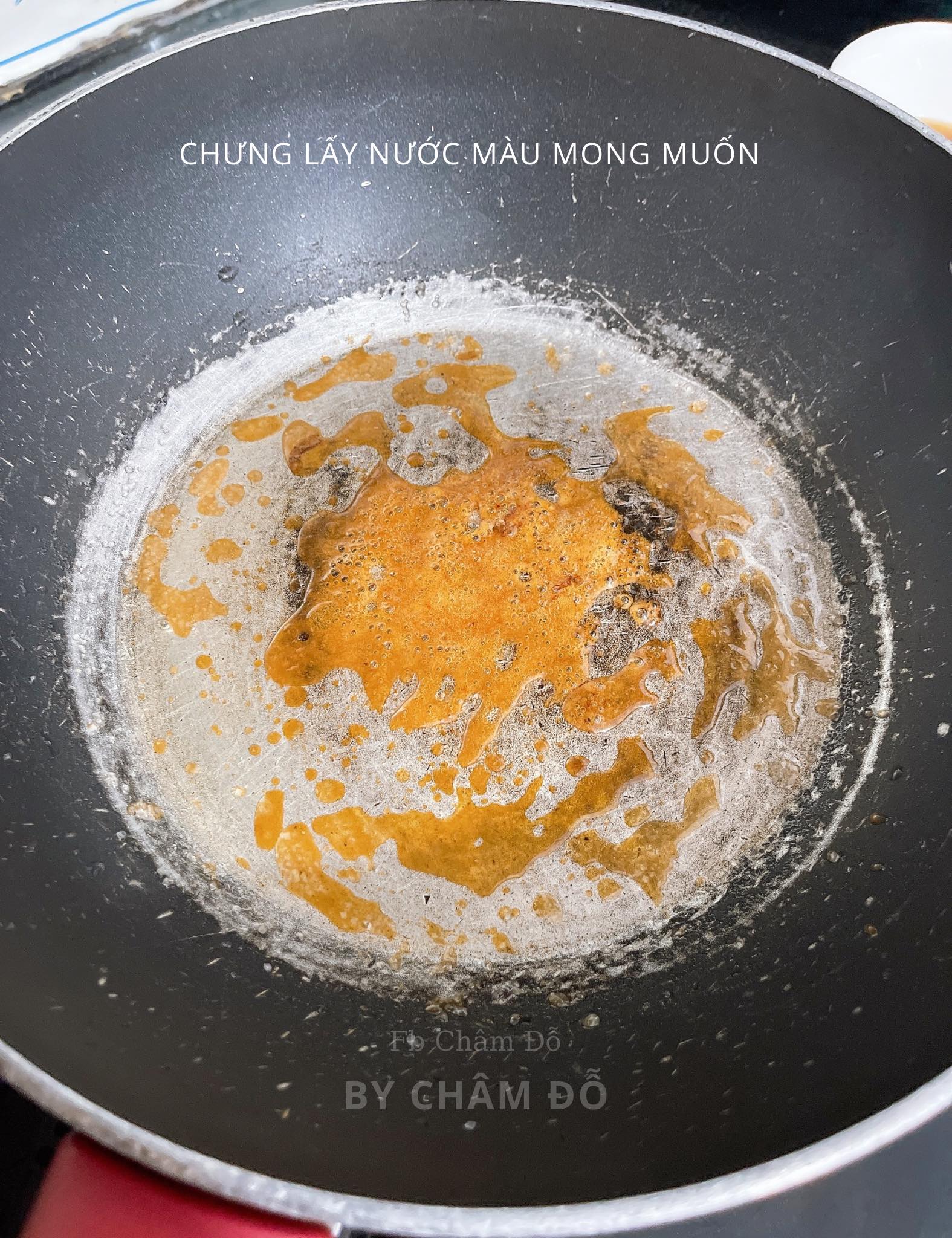 Làm nóng chảo, thêm 1 muỗng canh đường và chưng lấy nước màu. Khi đạt màu mong muốn, tắt bếp, cho vào chảo&nbsp;hành củ đập dập, hạt tiêu, 1/2 muỗng cà phê hạt nêm, 4 muỗng canh nước mắm, 1/2 muỗng canh đường. Mở lại bếp, rồi thêm nửa bát nước vào đun sôi trở lại thì cho cá vào. Trở mặt cá để ngấm đều gia vị.