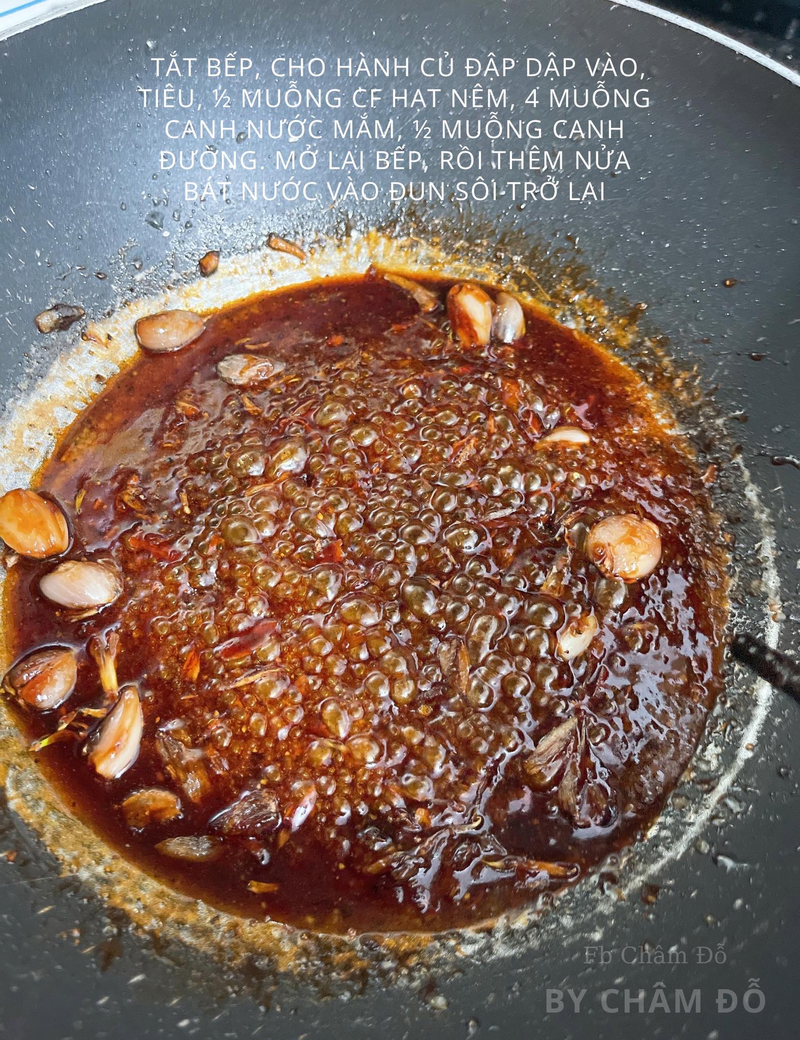 Làm nóng chảo, thêm 1 muỗng canh đường và chưng lấy nước màu. Khi đạt màu mong muốn, tắt bếp, cho vào chảo&nbsp;hành củ đập dập, hạt tiêu, 1/2 muỗng cà phê hạt nêm, 4 muỗng canh nước mắm, 1/2 muỗng canh đường. Mở lại bếp, rồi thêm nửa bát nước vào đun sôi trở lại thì cho cá vào. Trở mặt cá để ngấm đều gia vị.