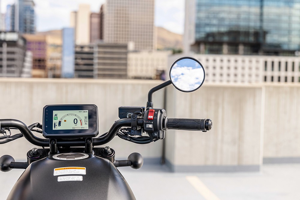 Đồng hồ số với màn hình màu TFT 5-inch sắc nét, kết hợp với công tắc điều khiển 4 chiều hiện đại giúp tối giản thao tác, tối đa tập trung (ảnh: Honda)