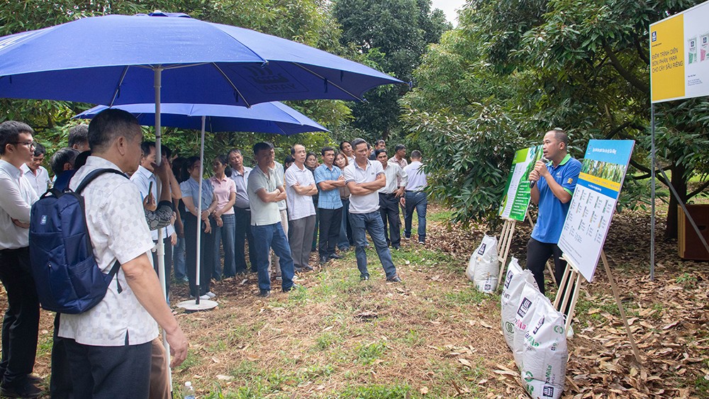Nông dân trồng sầu riêng tại xã Cư M''gar tham quan vườn và được tư vấn giải pháp dinh dưỡng đất của Yara Việt Nam. (Ảnh: Yara Việt Nam)