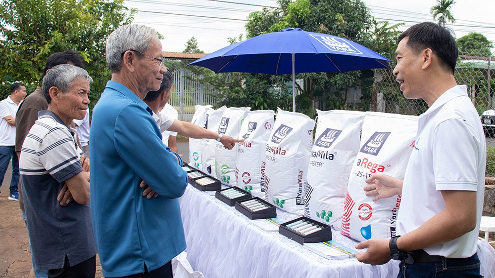 Chuyên gia Yara Việt Nam trao đổi trực tiếp với nông dân Đắk Lắk về giải pháp dinh dưỡng trong mô hình canh tác sầu riêng bền vững. (Ảnh: Yara Việt Nam)