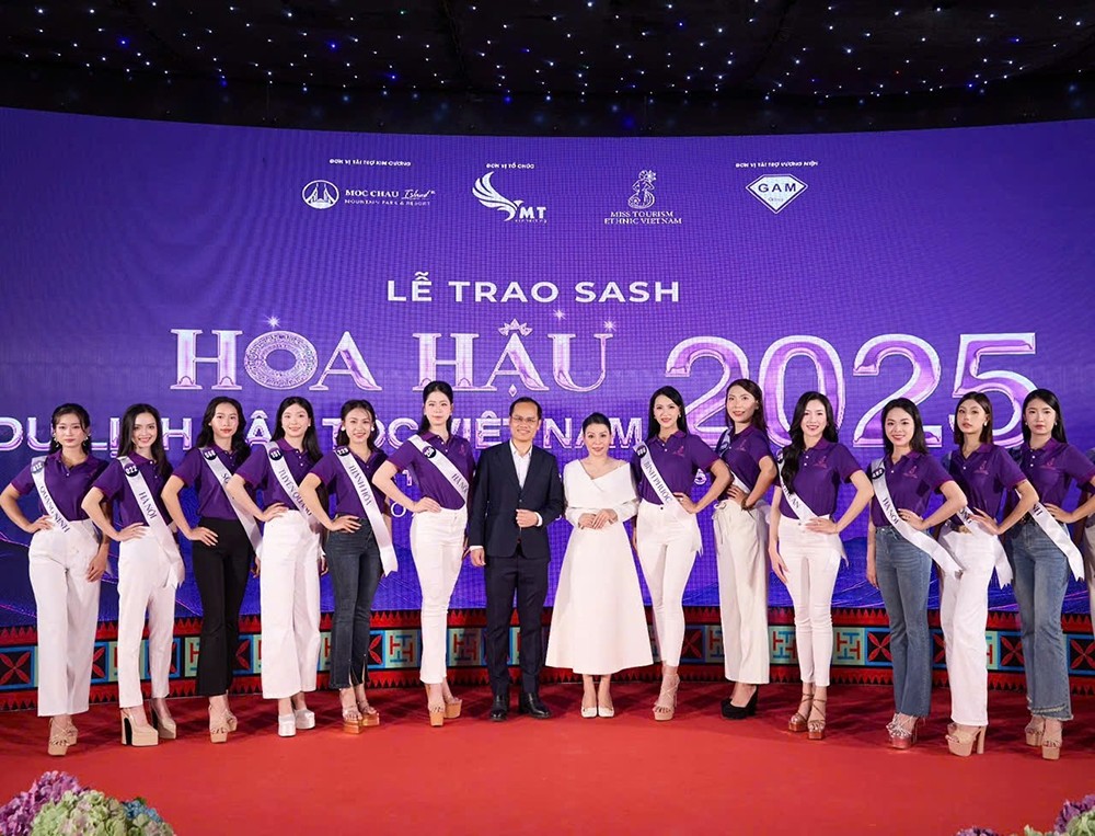 Hình ảnh Bs Hoàng Hồng trao Sash cho thí sinh trong buổi lễ trao Sash cuộc thi Hoa Hậu