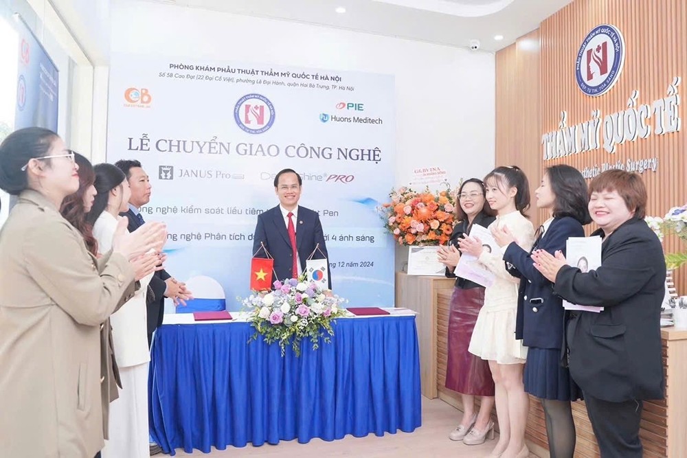 BS Hoàng Văn Hồng trong Buổi lễ chuyển giao công nghệ phòng khám thẩm mỹ quốc tế Hà Nội