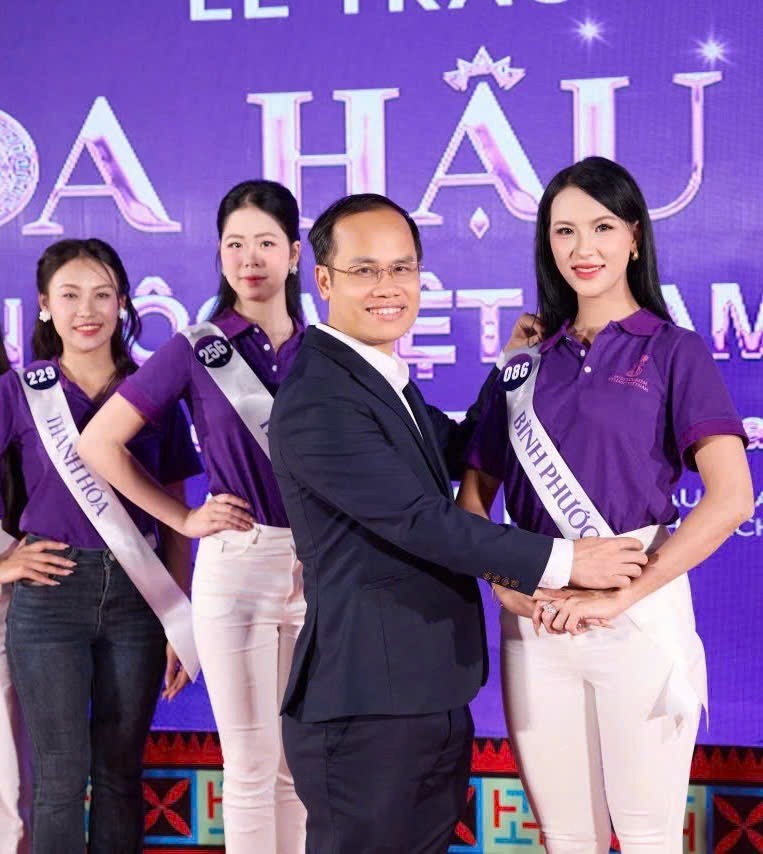 Hình ảnh BS Hoàng Văn Hồng trao Sash cho thí sinh trong buổi lễ