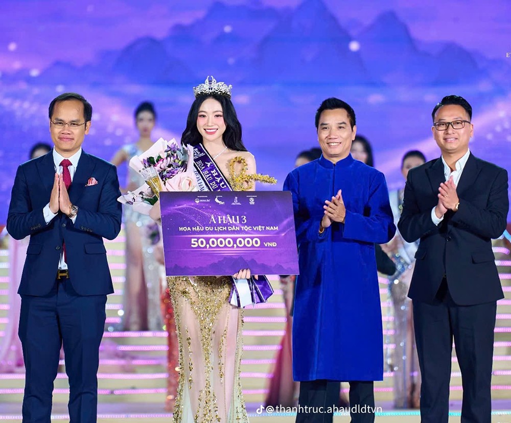 Bác sĩ Hoàng Văn Hồng trao giải cho Á hậu tại đêm thi chung kết hoa hậu toàn quốc