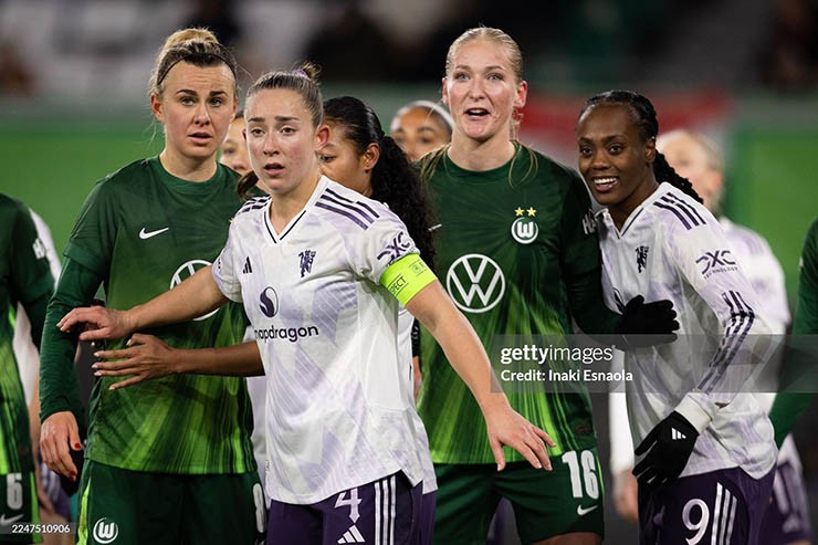 Nữ Man United (áo trắng) thua đậm Wolfsburg