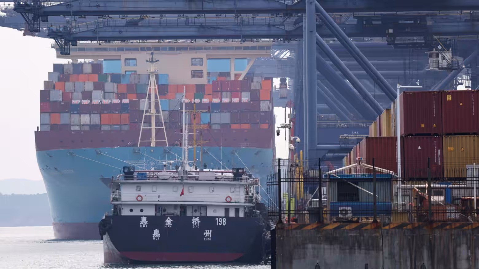 Tàu chở hàng cập cảng ở Thâm Quyến, Trung Quốc (ảnh: Reuters)