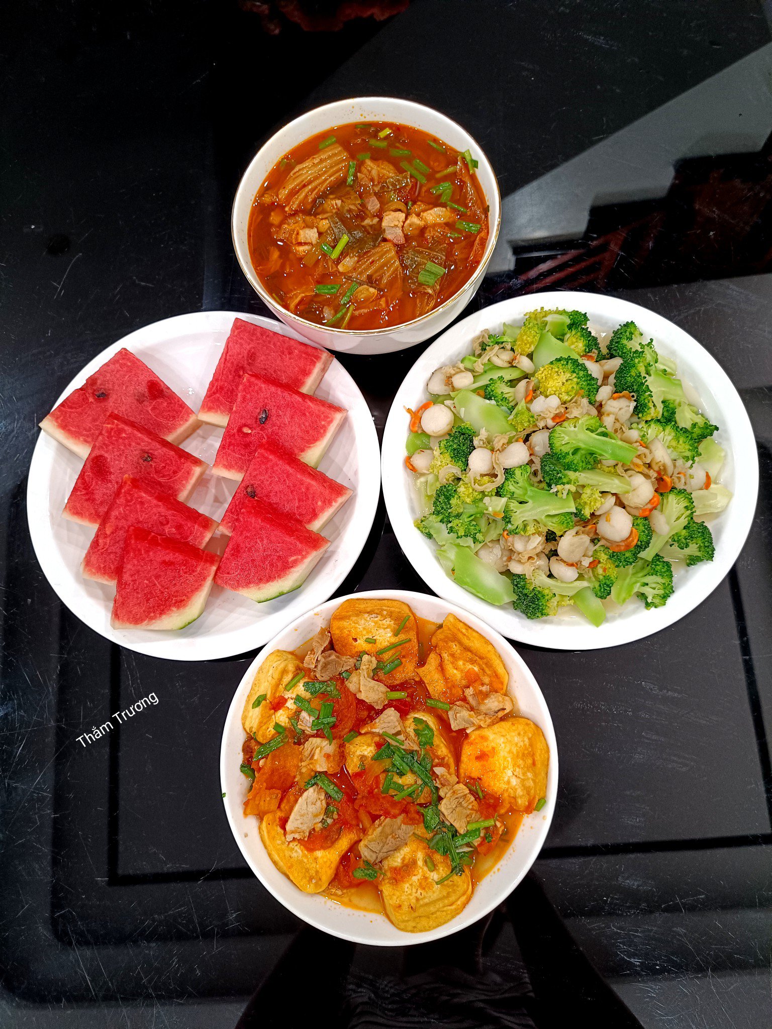 Canh kim chi - Đậu sốt thịt cà chua - Cồi sò điệp xào súp lơ