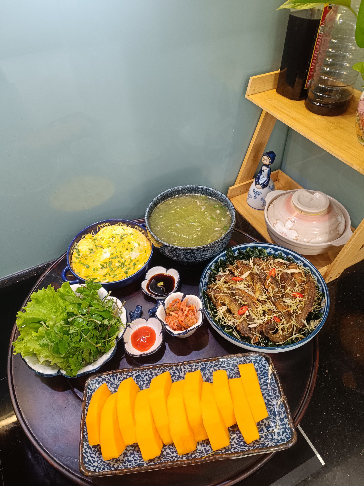 Canh bí xanh bào sợi nấu tép - Trạch chiên lá lốt - Trứng tráng - Rau sống - Đu đủ