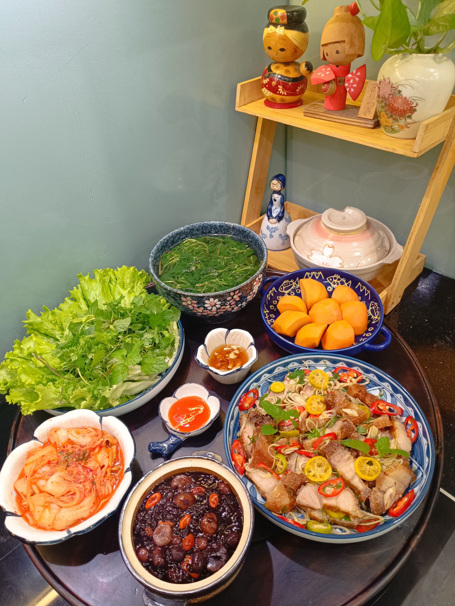 Canh rau dền - Kimchi - Chè dưỡng nhan - Thịt ba chỉ chiên lắc sả tắc - Hồng ngâm