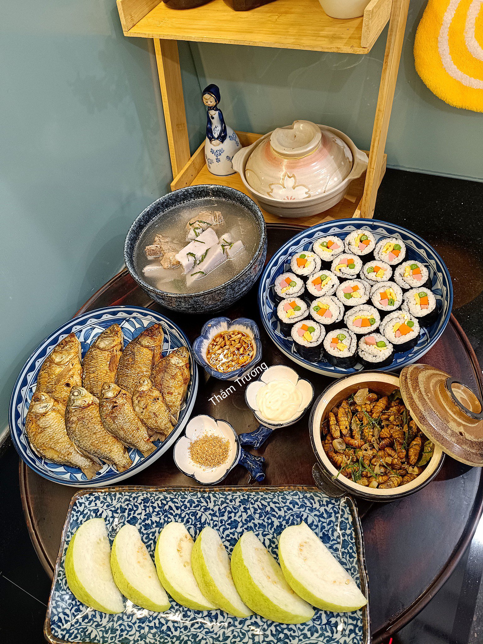 Khoai ninh xương - Cá diếc chiên - Nhộng xào lá chanh - Kimbap cơm cuộn ngũ sắc 