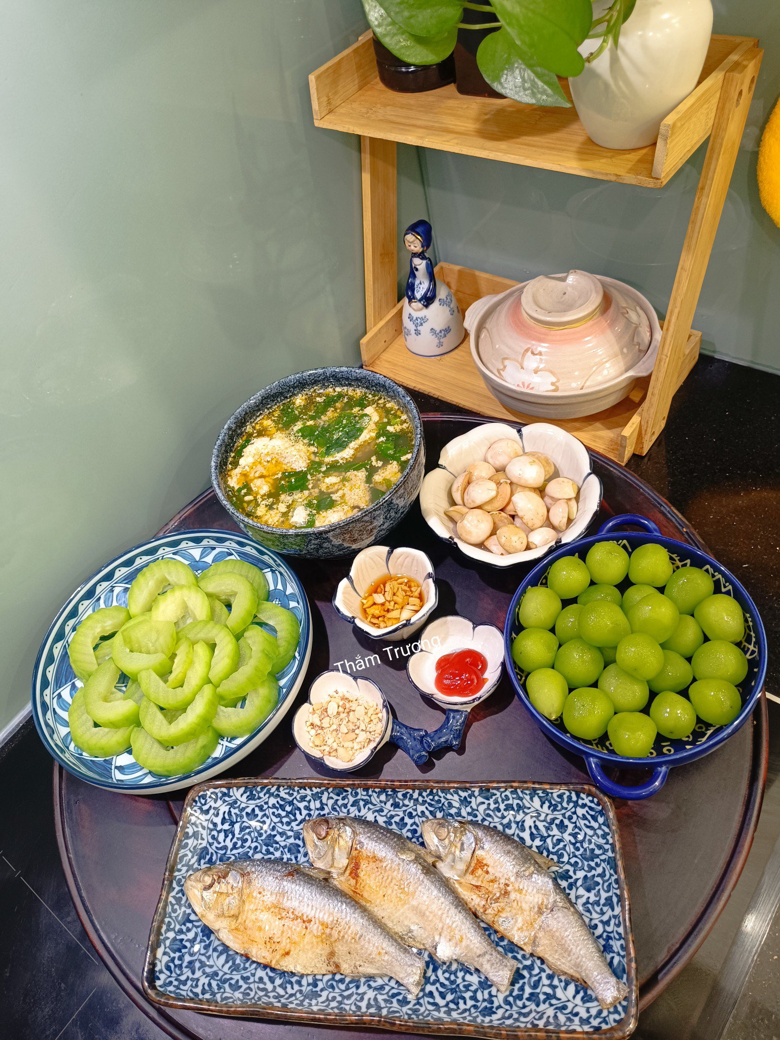 Canh cua cà pháo - Bí xanh luộc chấm muối vừng - Cá mòi chiên - Nho