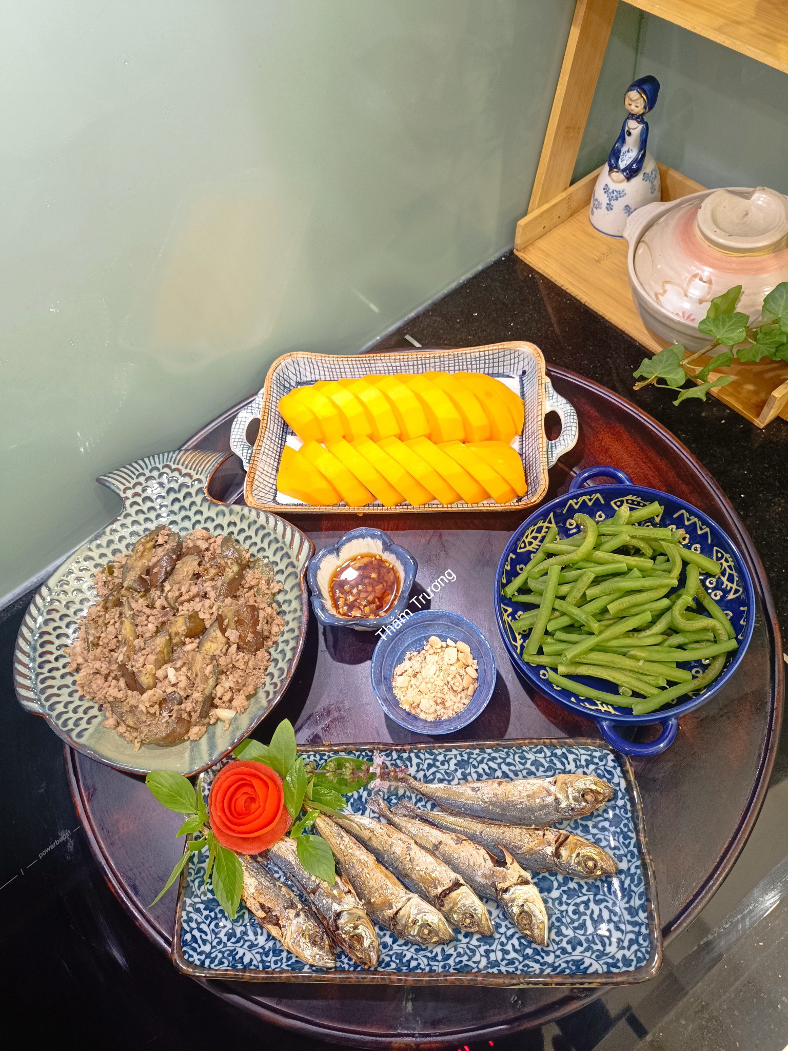 Thịt xào cà tím - Cá đốm chiên giòn - Đỗ luộc - Đu đủ