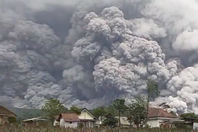 Những đợt khói khổng lồ bao trùm khu vực gần núi lửa Semeru ngày 19/11. Ảnh: Independent