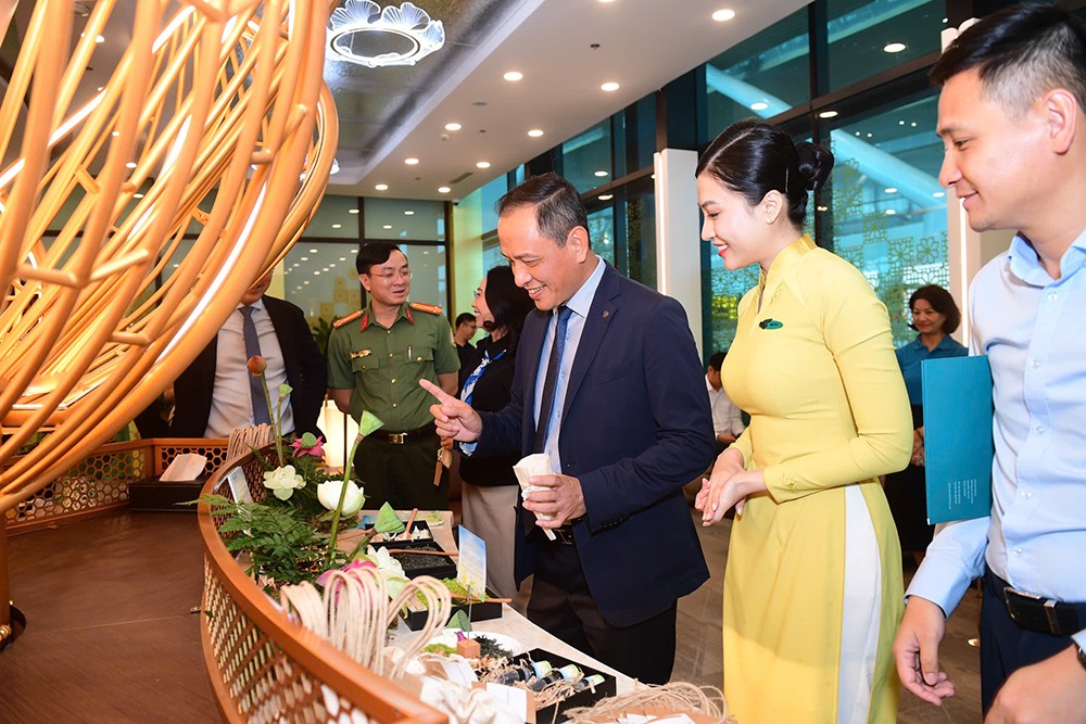 Workshop làm túi thơm thảo mộc tạo điểm nhấn thú vị tại sự kiện, thu hút các đại biểu và khách mời tham gia