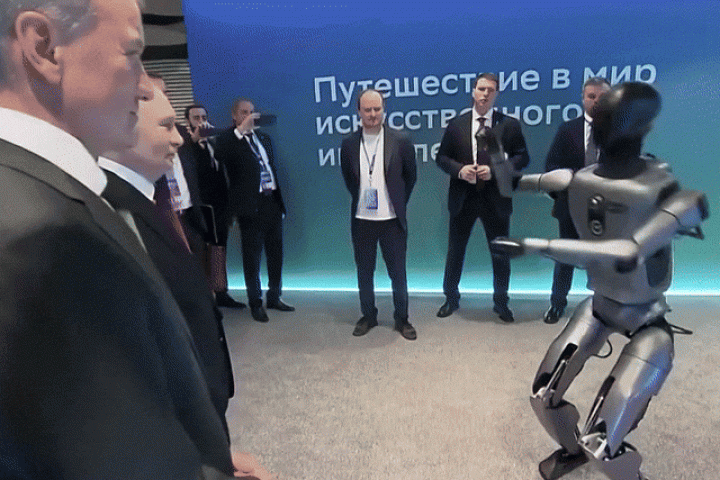 Robot hình người Nga nhảy múa trước mặt ông Putin