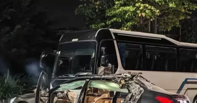 Hiện trường vụ xe Maybach S600 đâm xe khách làm...