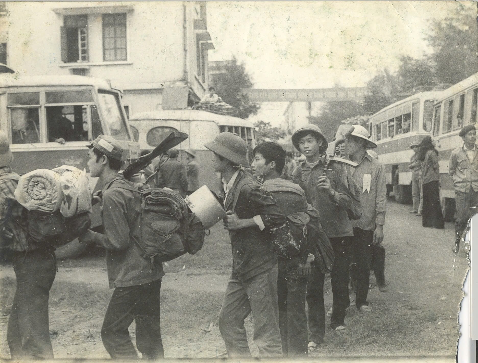 Giảng viên, sinh viên Đại học Tổng hợp gác bút nghiên ra chiến trận