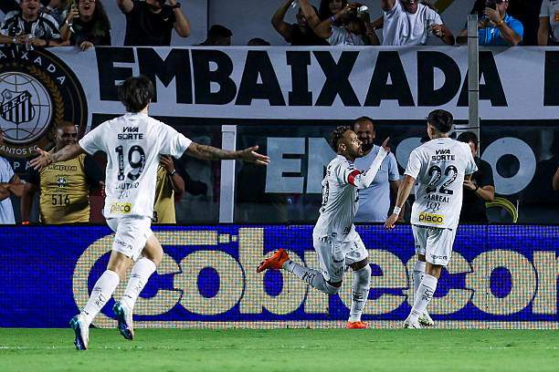 Neymar mở tỷ số cho Santos sau một pha phá bẫy việt vị thông minh