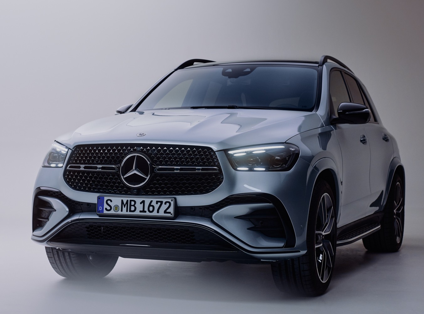 GLE 400 e là SUV plug-in hybrid đầu tiên của hãng tại thị trường Việt Nam.