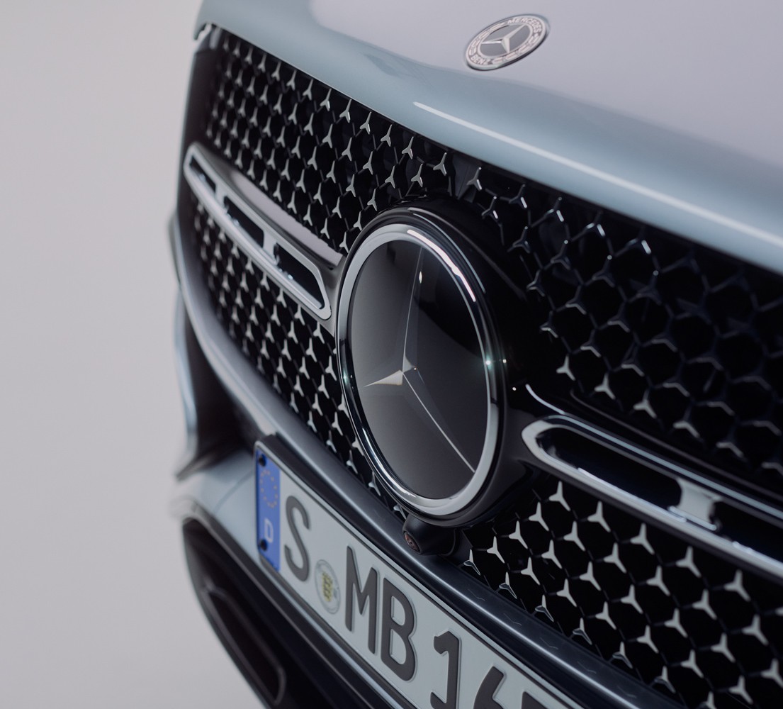 Hệ dẫn động 4MATIC kết hợp camera 360° với tính năng “nắp ca-pô trong suốt”.