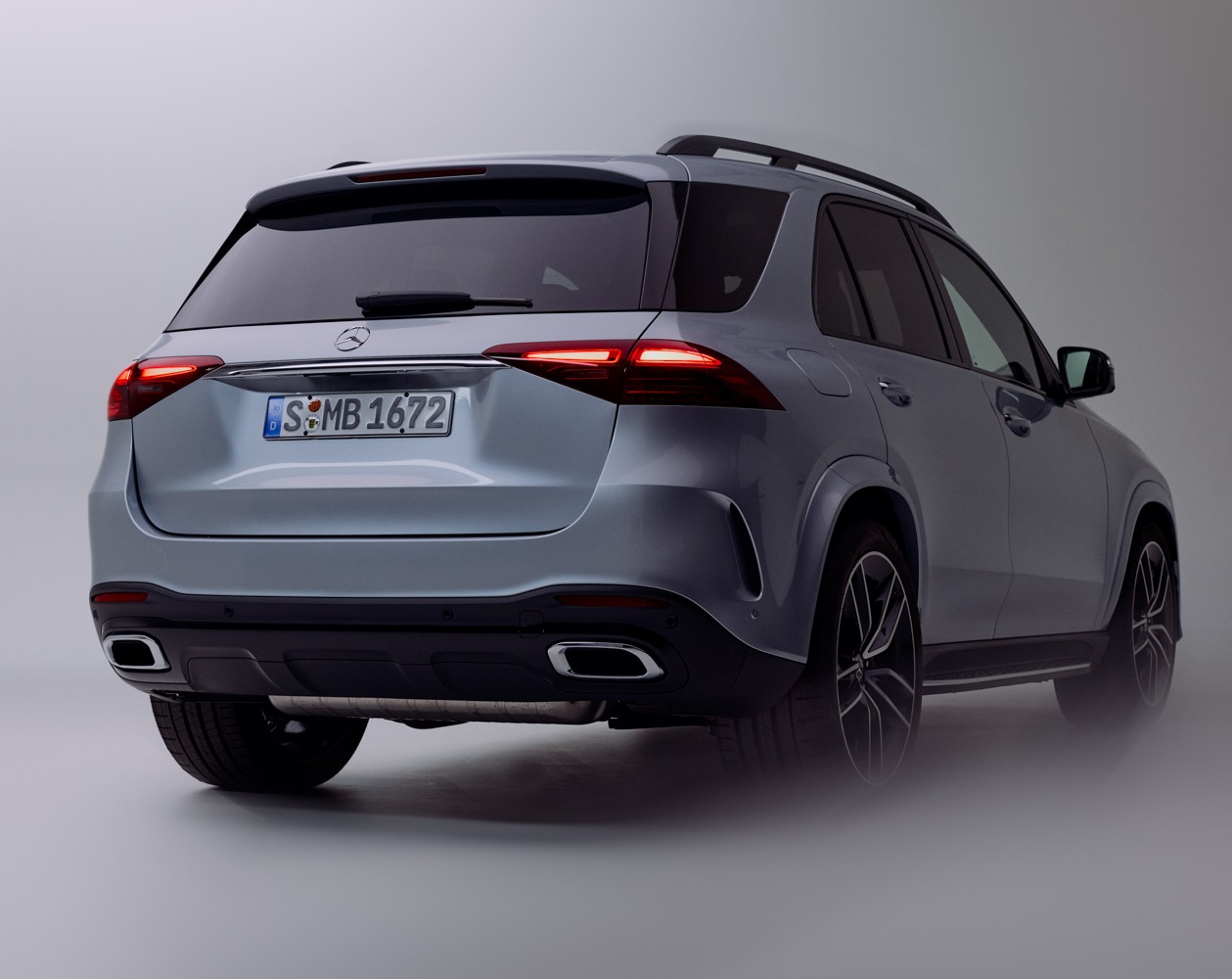 Xe được trang bị cửa hít, sạc không dây và 7 cổng USB Type-C.