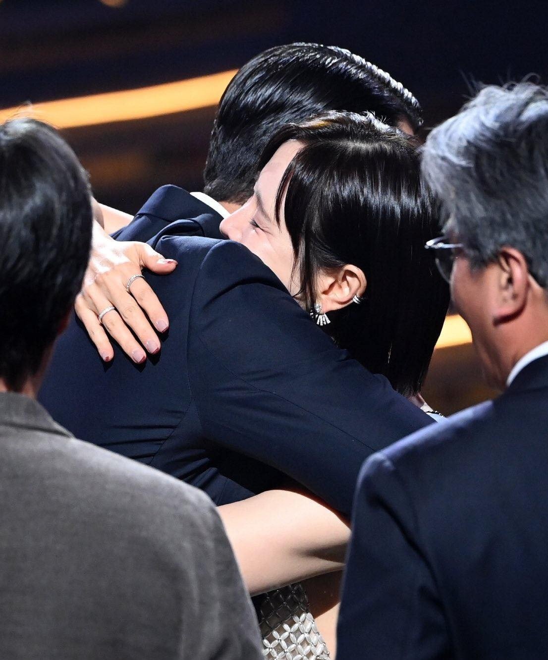 Khoảnh khắc gây "bão" của vợ chồng tài tử Hyun Bin. Cả hai đều thắng Ảnh đế - Thị hậu Rồng Xanh 2025.