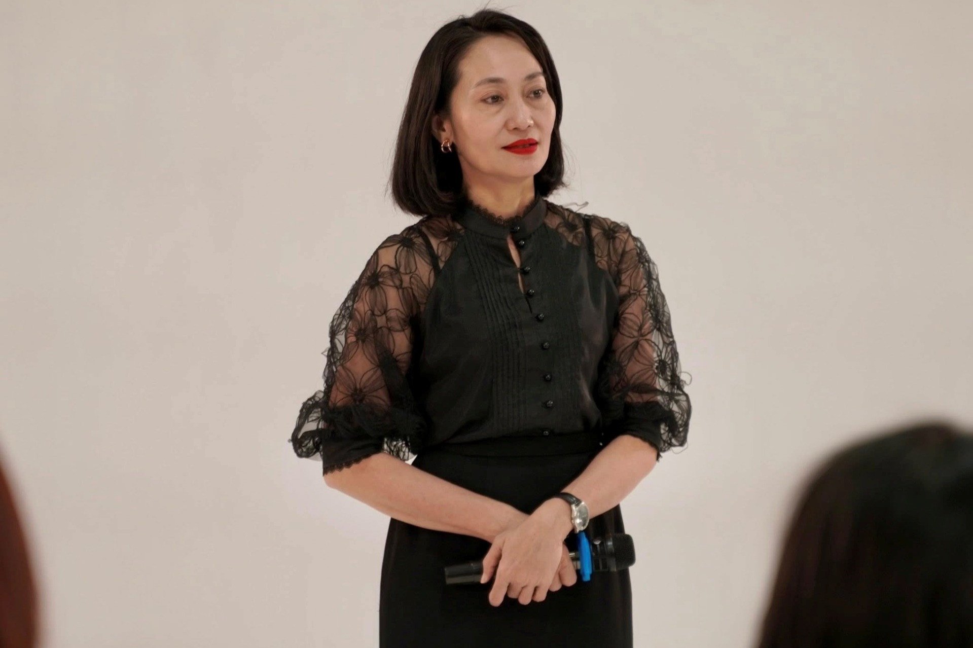 Hạnh Thúy trên bục giảng. Ảnh: CAA