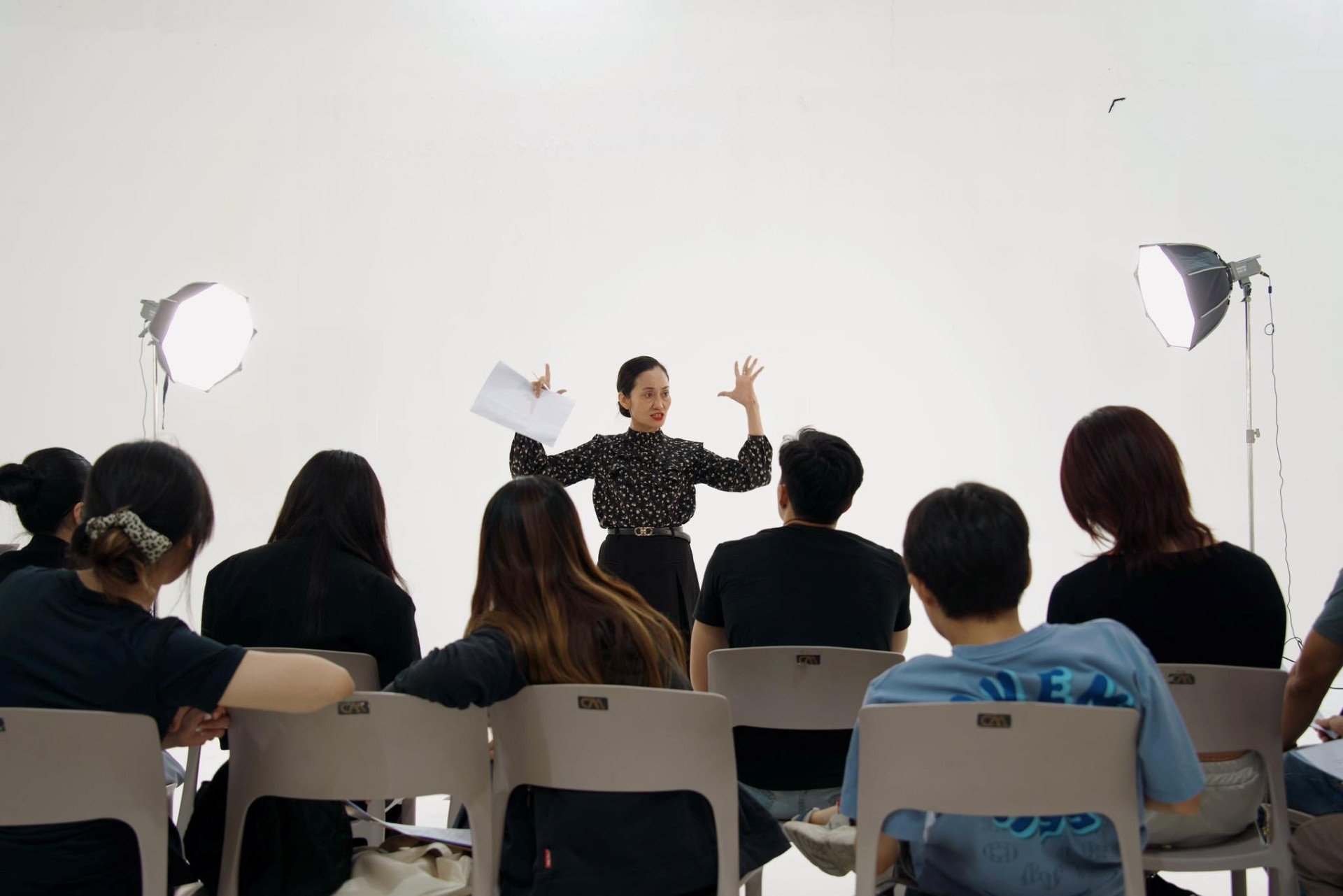 Hạnh Thúy trên bục giảng. Ảnh: CAA