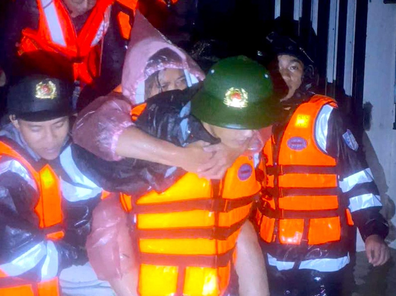 Lực lượng cứu hộ đầm mình dưới dòng nước lũ sơ tán người dân.