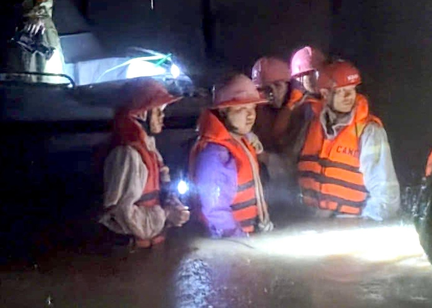 Lực lượng cứu hộ đầm mình dưới dòng nước lũ sơ tán người dân.