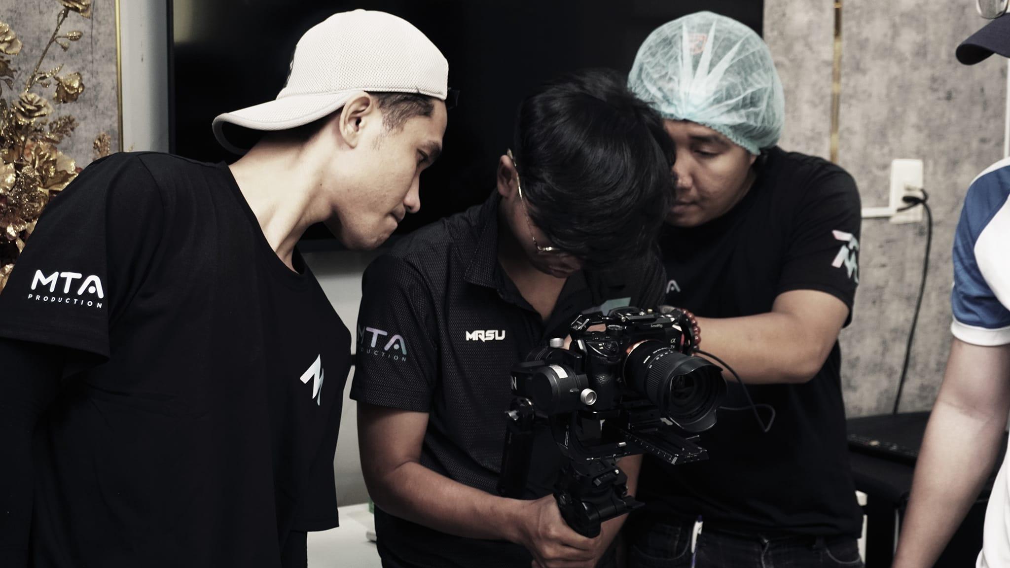 Đội ngũ quay phim của MTA Production trẻ trung, nhiệt huyết cống hiến để mang đến tác phẩm đầy sáng tạo