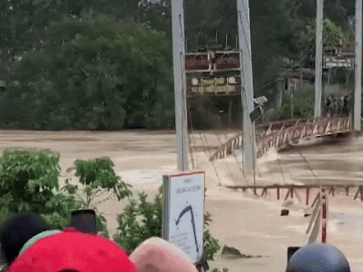 Khoảnh khắc lũ cuốn phăng cầu treo ở Lâm Đồng