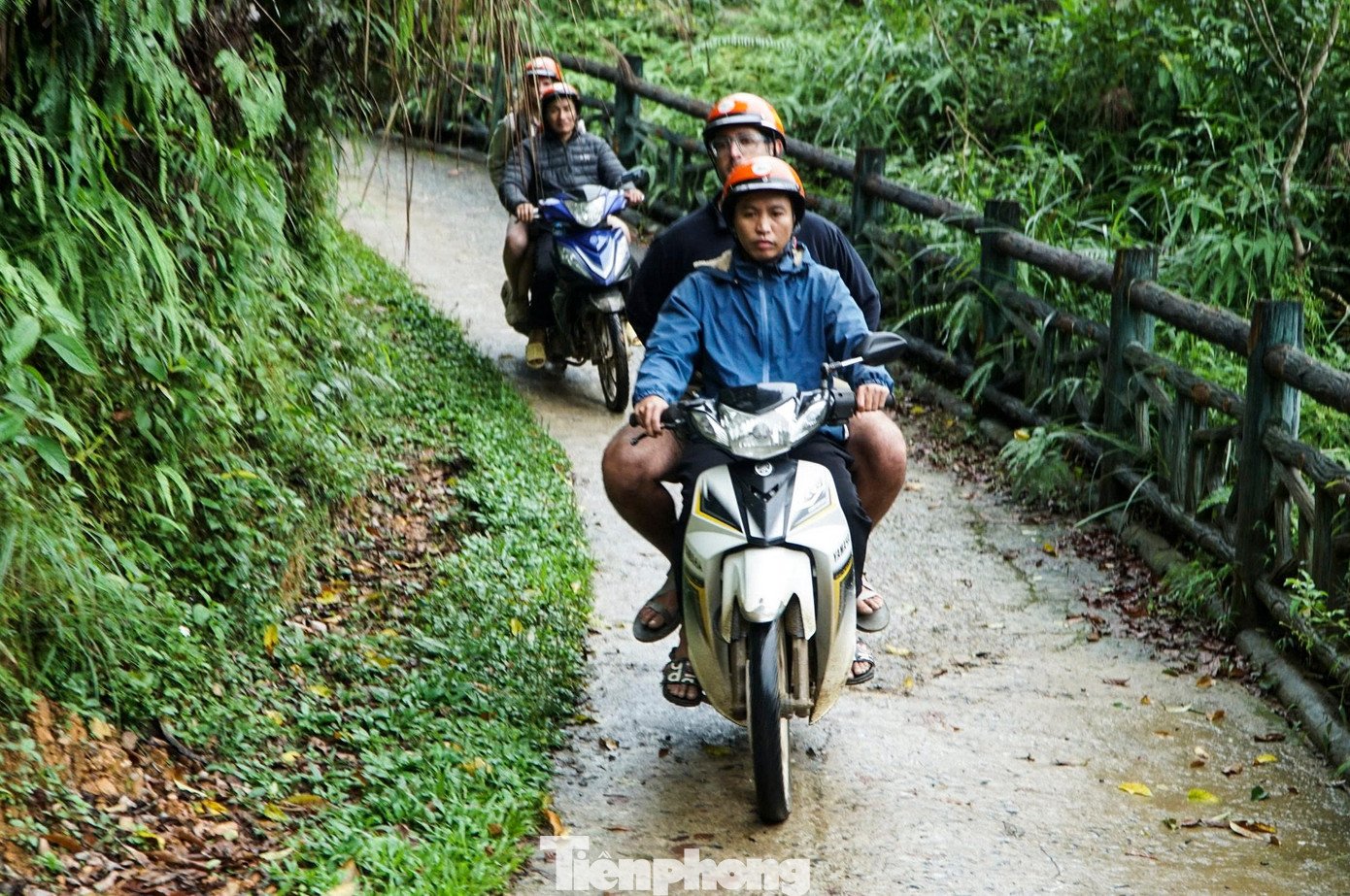 Con đường dẫn vào Kho Mường gập ghềnh, khó khăn, phải đi xe máy hoặc đi bộ.